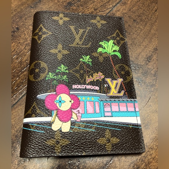 **SOLD**Louis Vuitton Passport cover - Picture 1 of 5